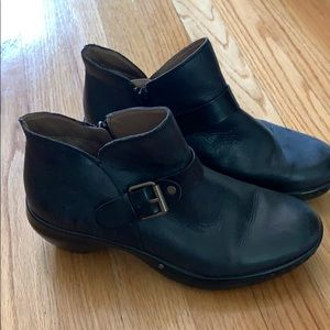 Size 7.5 women’s Easy Spirit black boot. Like new.